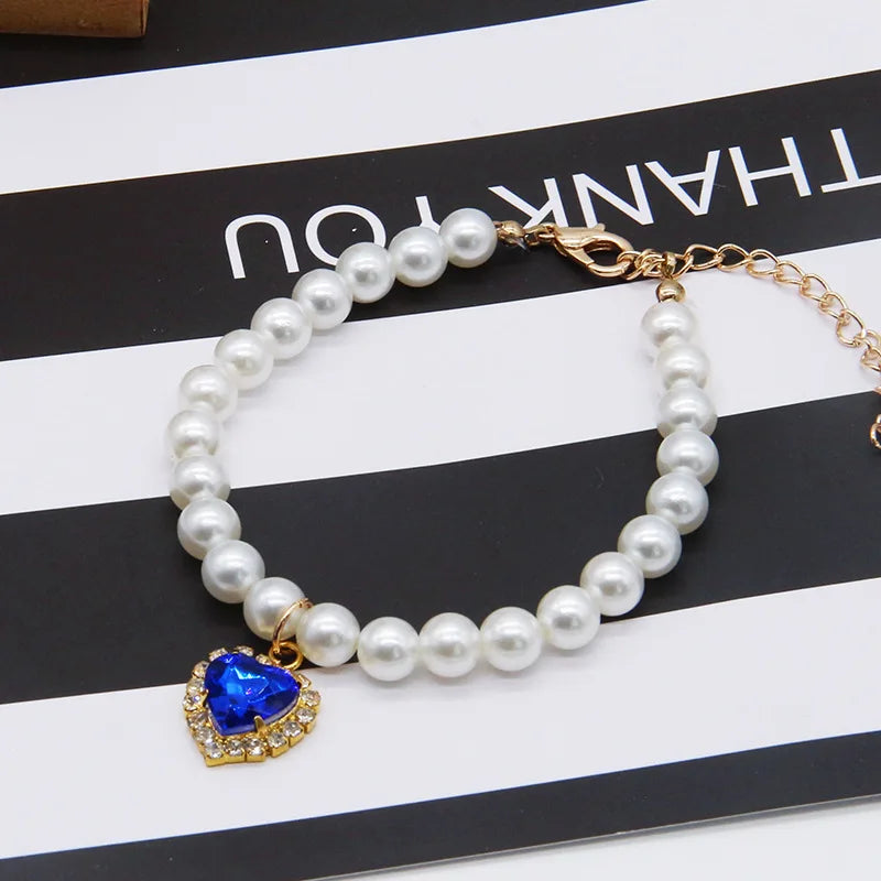 Collier de perles pour chat avec coeur bleu