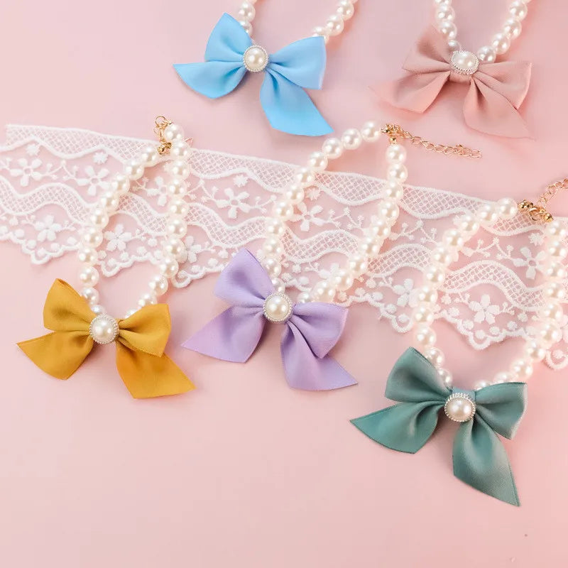 Collier de perles pour chat à noeud vue de près