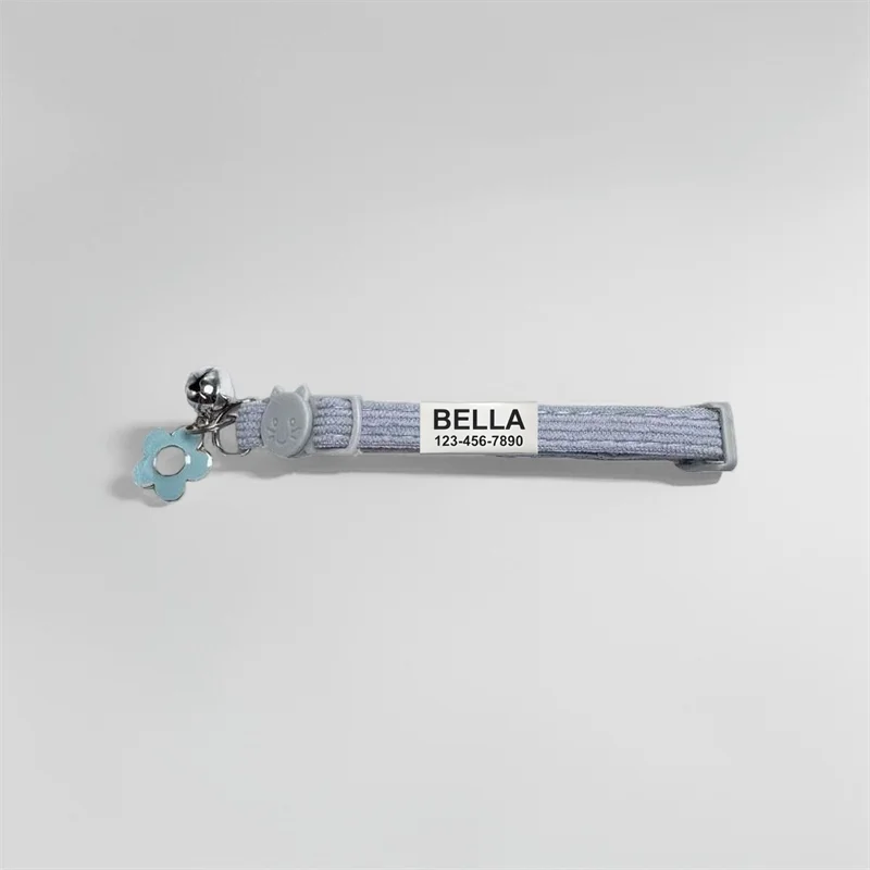 Collier pour chat gravé avec pendentif fleur bleu