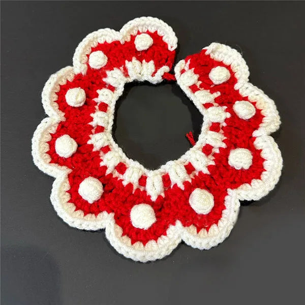 Collerette de Noël au crochet pour chat rouge à pois blancs