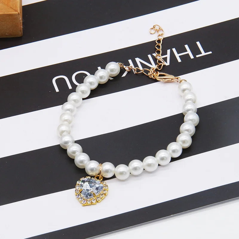 Collier de perles pour chat avec coeur blanc
