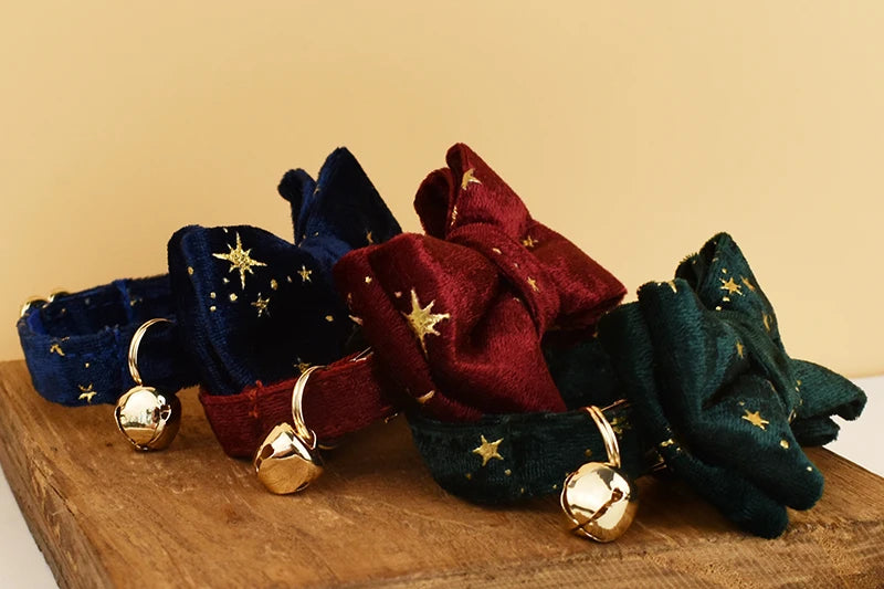 Collier de Noël pour chat en velours vue de côté
