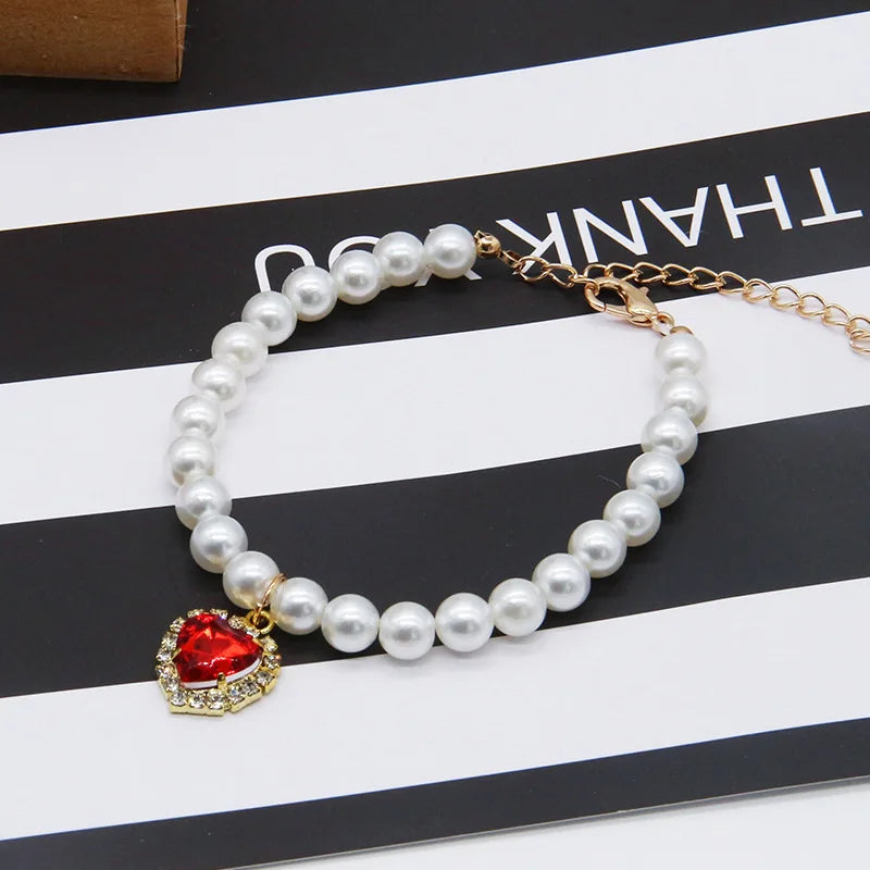 Collier de perles pour chat avec coeur rouge