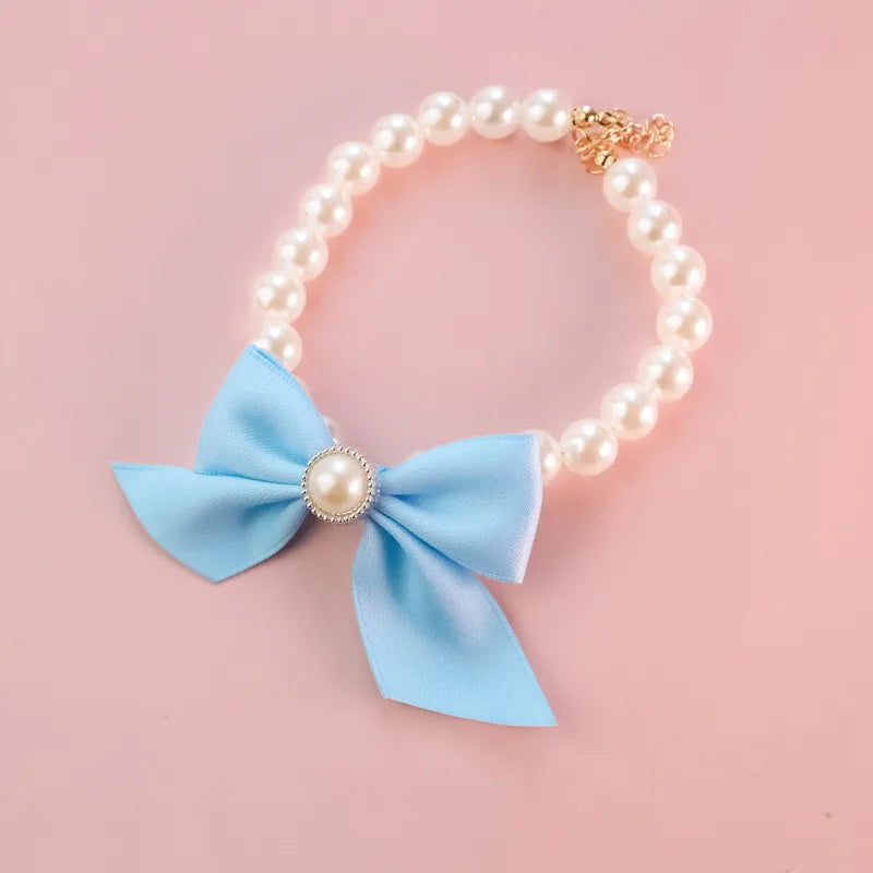 Collier de perles pour chat avec noeud bleu ciel