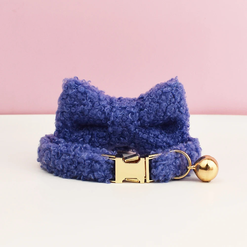Collier personnalisé effet moumoute bleu roi avec noeud