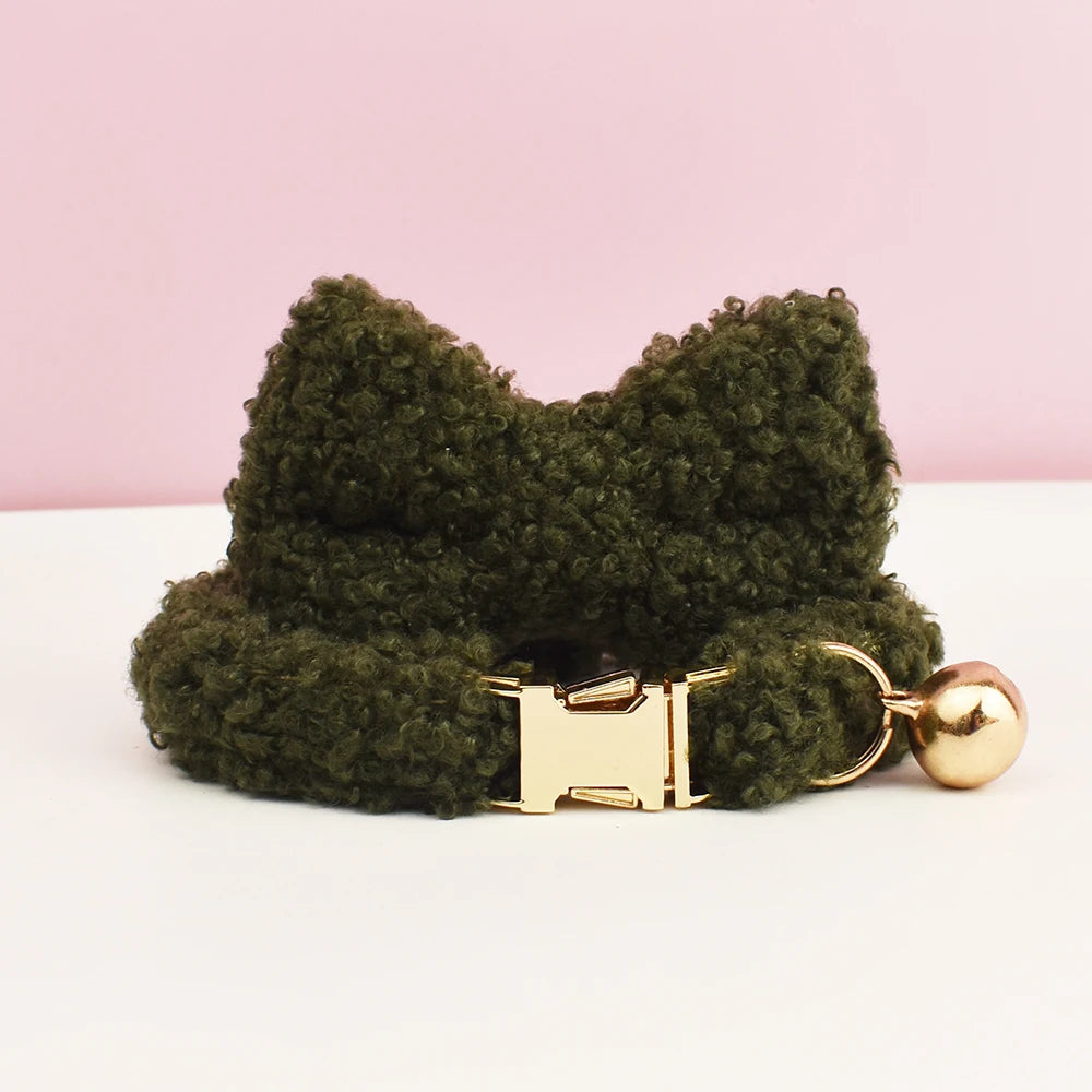 Collier personnalisé effet moumoute vert kaki avec noeud