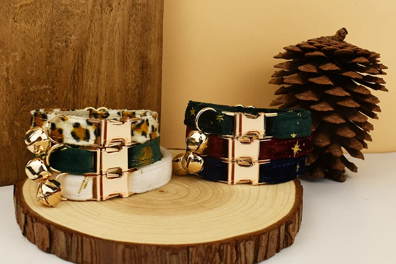 Collier de Noël pour chat en velours vue de près